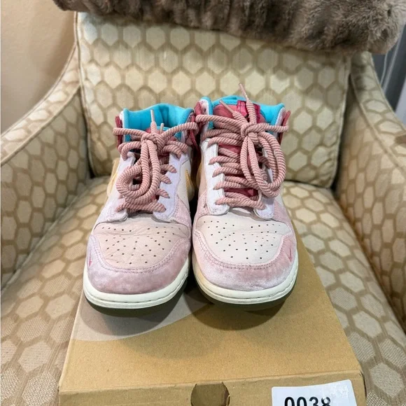 Nike Dunk Mid
Social Status Free Lunch Strawberry Milk - Picture 2 of 5